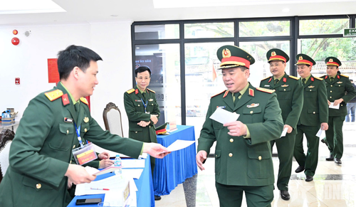 Thiếu tướng Đoàn Xuân Bộ, Bí thư Đảng ủy, Tổng biên tập Báo Quân đội nhân dân tham gia bỏ phiếu bầu cử đại biểu Quốc hội khóa XVI và đại biểu HĐND các cấp nhiệm kỳ 2026-2031 tại Khu vực bỏ phiếu số 27, phường Hoàn Kiếm, TP Hà Nội.