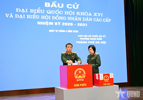 Đồng chí Tổ trưởng Khu vực bỏ phiếu số 27 và lãnh đạo Điện ảnh Quân đội nhân dân bỏ lá phiếu đầu tiên sau khai mạc.