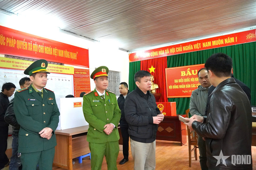 Lãnh đạo xã Sơn Vĩ (Tuyên Quang) kiểm tra công tác tổ chức bầu cử tại khu vực bỏ phiếu trên địa bàn.