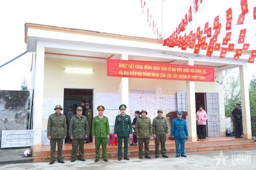 Các lực lượng vũ trang xã Sơn Vĩ (Tuyên Quang) làm nhiệm vụ bảo đảm an ninh, trật tự tại khu vực bỏ phiếu trong ngày bầu cử đại biểu Quốc hội khóa XVI và đại biểu Hội đồng nhân dân các cấp nhiệm kỳ 2026-2031.