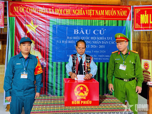 Cử tri xã biên giới Avương (TP Đà Nẵng) thực hiện quyền và nghĩa vụ công dân.
