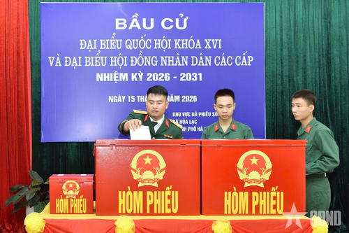 Cán bộ và chiến sĩ Tiểu đoàn 4 Lữ đoàn 144 tham gia bầu cử tại Khu vực bỏ phiếu số 4 xã Hòa Lạc, TP Hà Nội. Ảnh TIẾN ĐẠT