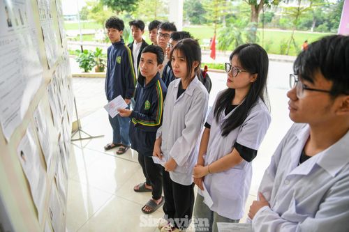 Đối với nhiều bạn sinh viên, buổi sáng đi bầu cử bắt đầu từ những bước chân rời phòng ở quen thuộc. Và lá phiếu đầu đời cũng trở thành một dấu mốc đáng nhớ của tuổi 18 đôi mươi.