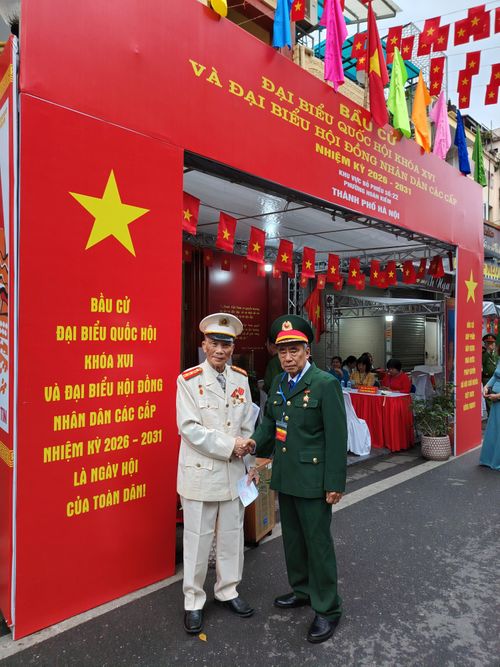  Niềm vui của hai cựu chiến binh khi hoàn thành việc bỏ phiếu tại khu vực bỏ phiếu số 22, Di tích Lịch sử quốc gia nhà số 48 Hàng Ngang. Ảnh: QUỐC KHÁNH 