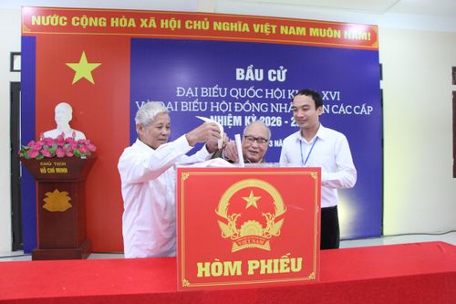  Cử tri cao tuổi xã Minh Châu bỏ phiếu bầu cử. Ảnh: MINH THU 