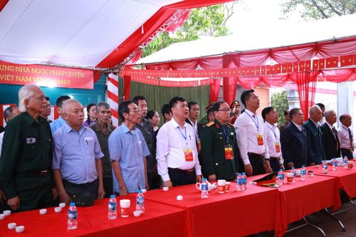  Các đại biểu thực hiện nghi lễ chào cờ trước khi bầu cử tại điểm bỏ phiếu số 3, xã đảo Minh Châu. Ảnh: MINH THU 
