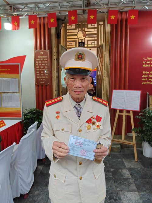  Ông Trần Sinh hoàn thành bỏ phiếu bầu cử tại khu vực bỏ phiếu số 22, Di tích Lịch sử quốc gia nhà số 48 Hàng Ngang. Ảnh: QUỐC KHÁNH 