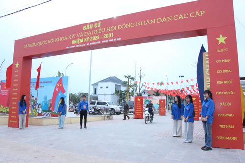  Khu vực bỏ phiếu số 3 ở xã đảo Minh Châu rực rỡ cờ hoa. Ảnh: MINH THU 