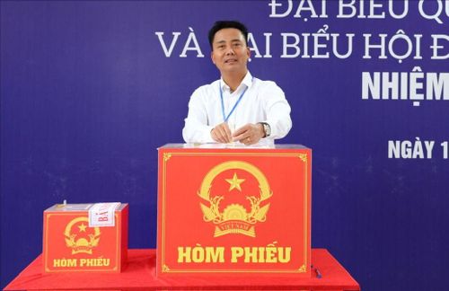  Ông Nguyễn Đức Tiến, Bí thư Đảng ủy, Chủ tịch HĐND xã Minh Châu bỏ phiếu tại khu vực bỏ phiếu số 3. Ảnh: MINH THU 