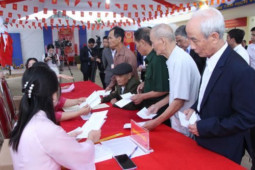  Các cử tri cao tuổi ở xã Minh Châu tới bầu cử. Ảnh: MINH THU 