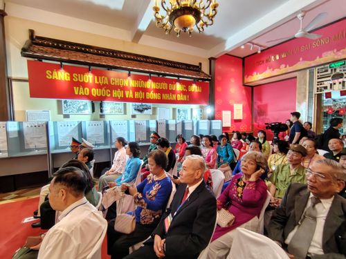  Cử tri phường Hoàn Kiếm dự lễ khai mạc tại khu vực bỏ phiếu số 22, Di tích Lịch sử quốc gia nhà số 48 Hàng Ngang. Ảnh: QUỐC KHÁNH 