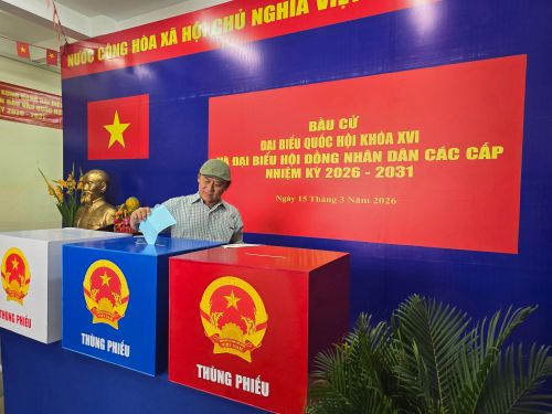 NSND Tạ Minh Tâm bỏ phiếu tại điểm bầu cử ở phường Tân Thuận, TPHCM