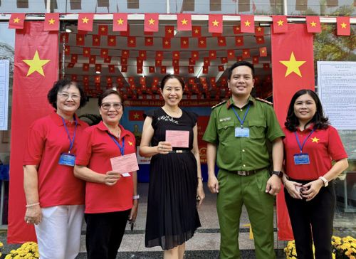 Ca sĩ - MC Quỳnh Hoa đi bầu cử tại điểm bầu cử địa phương
