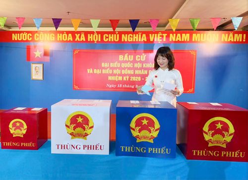 NSND Mỹ Uyên bỏ phiếu bầu cử
