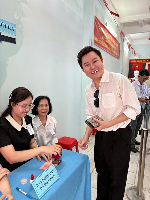 Ca sĩ Quốc Đại tại điểm bỏ phiếu
