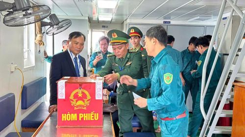 Cử tri đặc khu Cồn Cỏ tham gia bỏ phiếu bầu cử