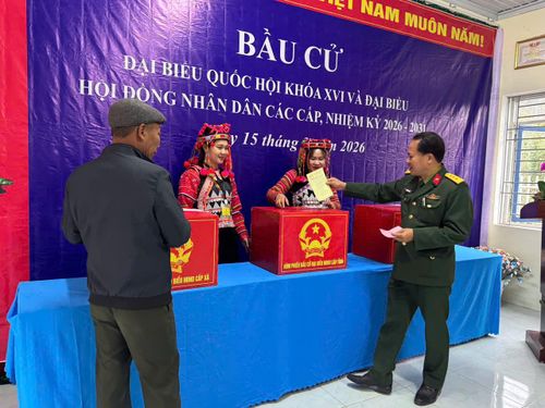 Lực lượng vũ trang và nhân dân xã Sín Thầu thực hiện quyền bầu cử. Ảnh: ĐỖ GIANG