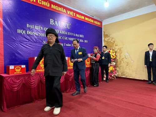 Cử tri xã Sín Thầu bỏ phiếu bầu đại biểu Quốc hội và đại biểu HĐND các cấp. Ảnh: ĐỖ GIANG