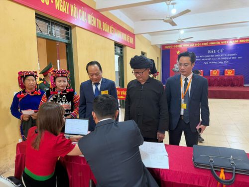 Cử tri xã Sín Thầu thực hiện các bước theo quy định trước khi bỏ phiếu. Ảnh: ĐỖ GIANG