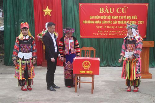 Đại diện chính quyền địa phương và người dân kiểm tra hòm phiếu trước khi bầu cử. Ảnh: VĂN BÙI