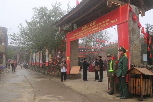 Điểm bỏ phiếu số 3 của xã Lũng Cú, ở thôn Lô Lô Chải, dưới chân cột cờ Lũng Cú. Ảnh: VĂN BÙI
