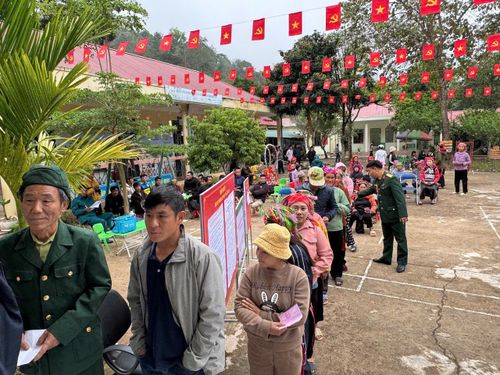 Cử tri xã Sín Thầu đi bỏ phiếu bầu cử đại biểu Quốc hội và đại biểu HĐND các cấp. Ảnh: ĐỖ GIANG