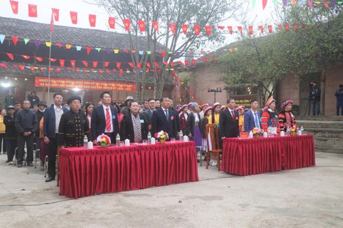 Cán bộ và nhân dân địa phương xã Lũng Cú thực hiện nghi lễ chào cờ trước bầu cử. Ảnh: VĂN BÙI