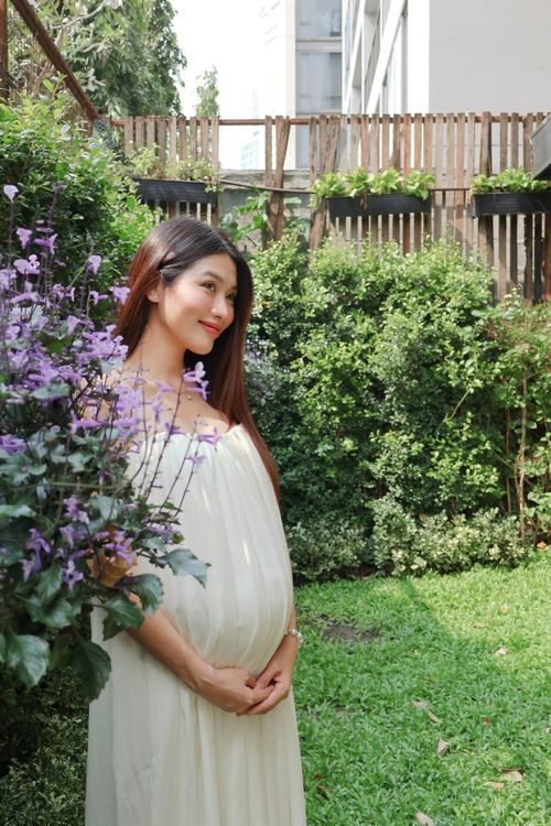 Không lựa chọn phong cách gợi cảm hay hở hang, Quỳnh Châu ưu tiên những thiết kế dài, chất liệu mềm mại, ôm sát cơ thể. Chính sự tinh tế này giúp tôn lên đường cong tự nhiên của người phụ nữ khi mang thai, đồng thời mang lại vẻ đẹp nhẹ nhàng, sang trọng.
