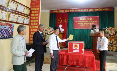 Cử tri bỏ phiếu tại khu vực bỏ phiếu số 10.
