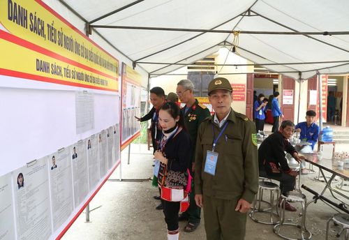 Cử tri đơn vị bầu cử số 5 khu vực bỏ phiếu số 16 (khu Trại Yên và khu Hạ Sơn) xã Yên Sơn tìm hiểu thông tin ứng viên.
