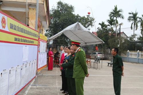 Cử tri khu vực bỏ phiếu số 10 xóm Đồi, xã Yên Sơn tìm hiểu ứng viên tiêu biểu.