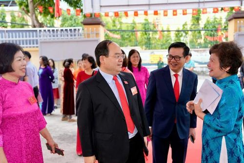 Ông Quản Minh Cường, Bí thư Tỉnh ủy Quảng Ninh trò chuyện, động viên thành viên Tổ bầu cử khu vực bỏ phiếu số 16.