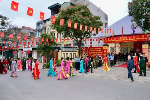 Cử tri khu Hồng Hà 3, phường Hạ Long nô nức đến khu vực bỏ phiếu số 16.