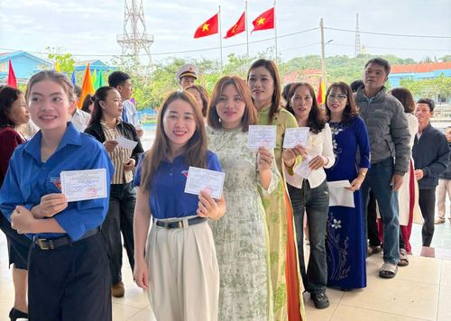 Cử tri là cán bộ công tác trên đảo hăng hái bỏ phiếu, thực hiện quyền, nghĩa vụ công dân.