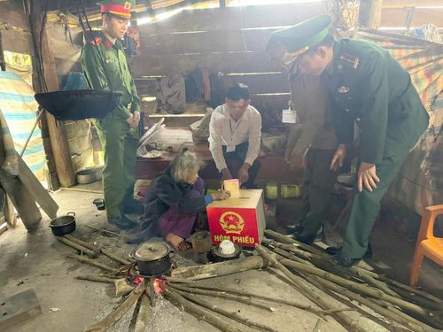 Cán bộ Biên phòng Đồn Ra Mai và cán bộ xã Tuyên Lâm hỗ trợ 2 cử tri lớn tuổi bỏ phiếu tại nhà.