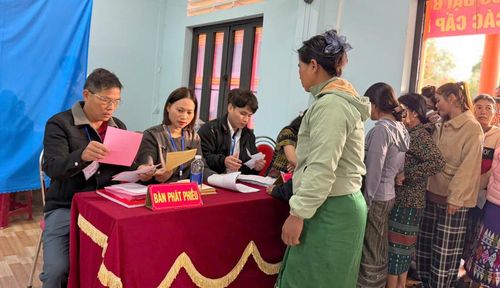 Cử tri ở xã miền núi Hướng Lập tham gia bầu cử sớm.