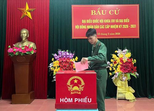 Chiến sĩ Biên phòng ở Đồn Biên phòng Lý Hòa lần đầu thực hiện quyền công dân.