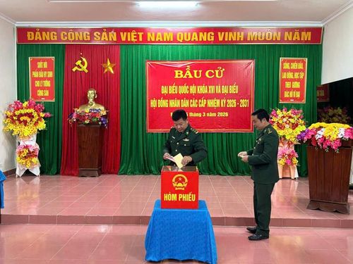 Cán bộ, chiến sĩ Biên phòng Đồn Làng Ho tham gia bầu cử.