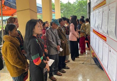 Cử tri ở bản Mò O Ồ Ồ, xã Kim Phú thực hiện quyền, nghĩa vụ công dân.