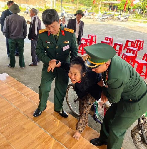 Cán bộ Biên phòng Đồn Triệu Vân hỗ trợ cụ bà đến điểm bầu cử.