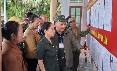 Tại xã Tuyên Lâm, cử tri có mặt tại điểm bầu cử sớm để thực hiện quyền, nghĩa vụ công dân.