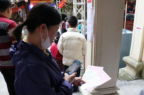 Người dân hào hứng khi cầm trên tay lá phiếu cử tri.