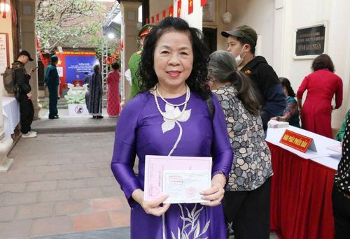 Cử tri Đỗ Thị Nguyệt (75 tuổi) vui mừng khi được cầm trên tay lá phiếu của mình.