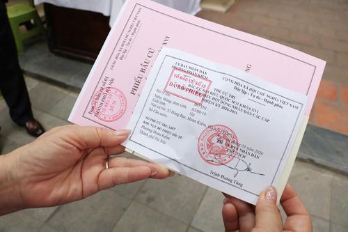 Cử tri chia sẻ: “Tôi rất phấn khởi và vui mừng khi tham gia bầu cử. Đây là ngày hội của toàn đất nước, đi bầu cử là nghĩa vụ và quyền của công dân".