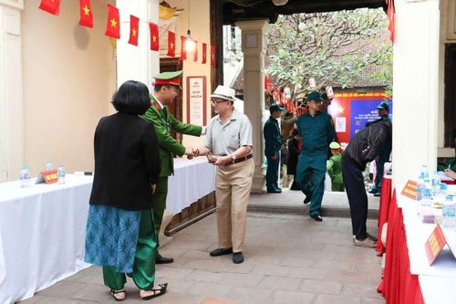 Sau khi hoàn thành việc bỏ phiếu, nhiều cử tri rời điểm bầu cử với tâm trạng phấn khởi trong buổi sáng của ngày hội bầu cử.