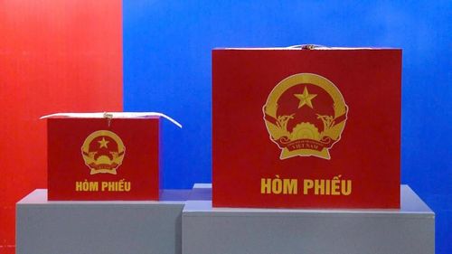 Hòm phiếu được đặt trang trọng tại khu vực trung tâm của điểm bầu cử.