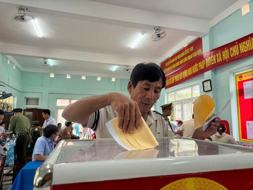 Cử tri bỏ phiếu thực hiện quyền công dân.