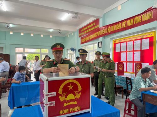 Cử tri là lực lượng Công an đi bỏ phiếu bầu cử.