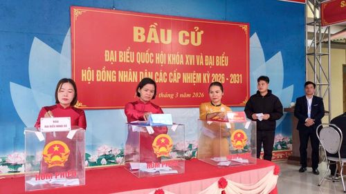 Giáo viên Trường Tiểu học Bạch Đằng, xã Bạch Đằng (Cao Bằng) bầu cử tại khu vực bỏ phiếu đặt tại Điểm trường Nà Roác.