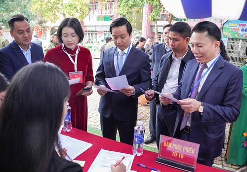 Chủ tịch UBND tỉnh Cao Bằng Lê Hải Hòa thực hiện quyền, nghĩa vụ công dân tại đơn vị bầu cử số 3, khu vực bỏ phiếu số 6, phường Nùng Trí Cao. Ảnh: BCB
